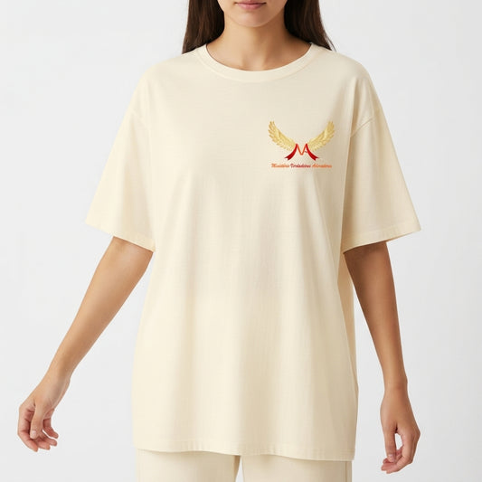 Camiseta com estampa frontal de asas douradas e um "M" vermelho, com texto "Ministério Verdadeiros Adoradores" e estampa traseira similar.