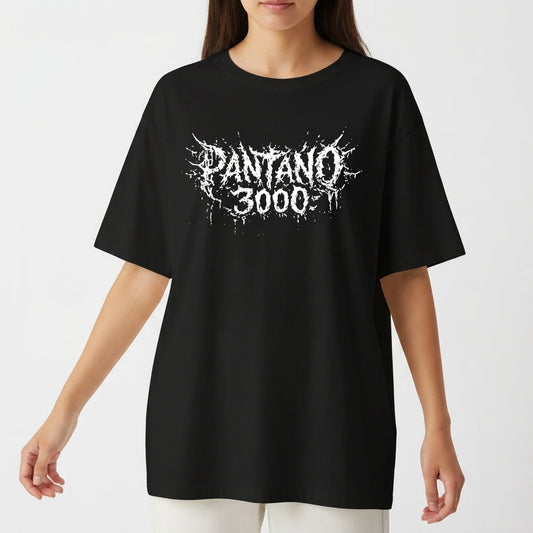 Camiseta com estampa frontal de texto estilizado "Pântano 3000" em um design de respingos e estampa traseira com padrão abstracto intrincado com elementos pontiagudos.