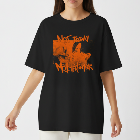 Camiseta com estampa frontal de uma caveira e rosto humano se encarando, acompanhados pela inscrição em estilo agressivo "Not Today Motherf**ker".