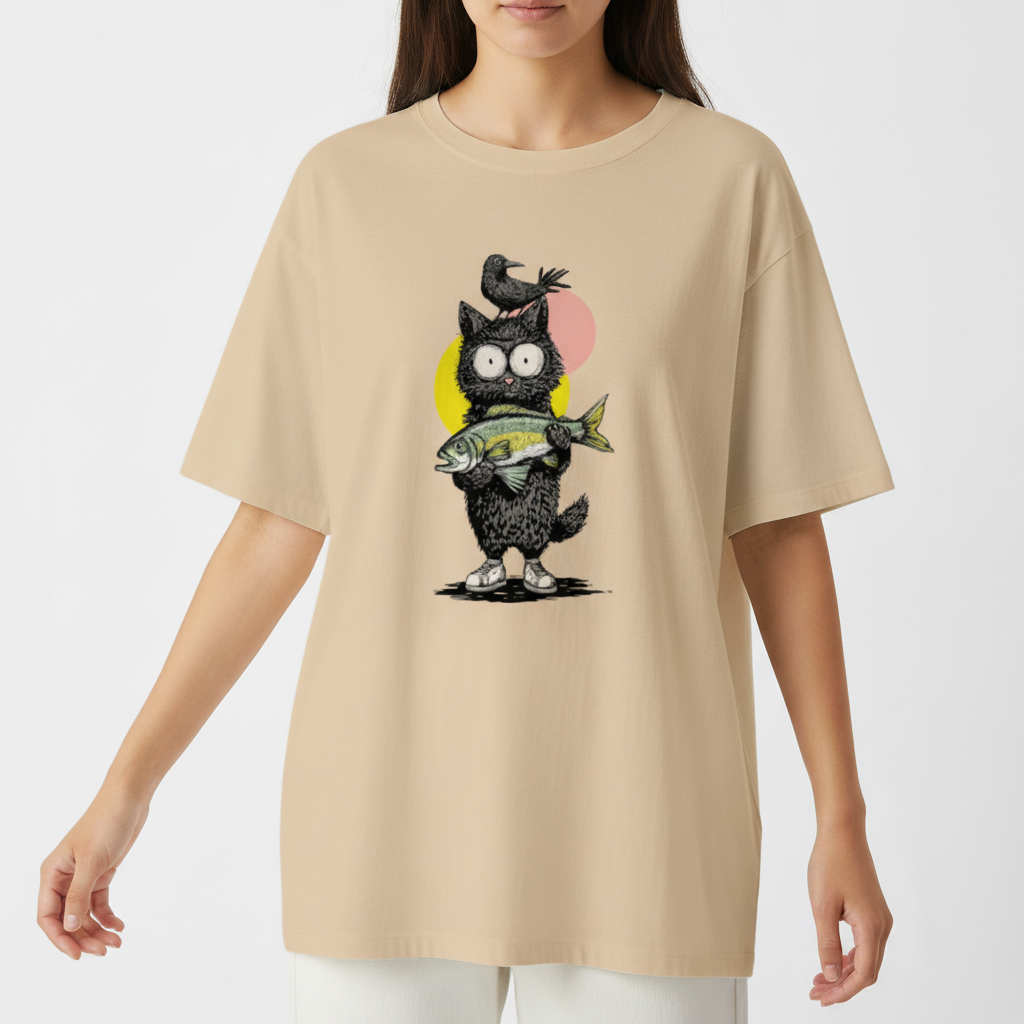 Camiseta com estampa frontal de um personagem peludo segurando um peixe, com um pássaro pousado na cabeça, sobre círculos amarelo e rosa.