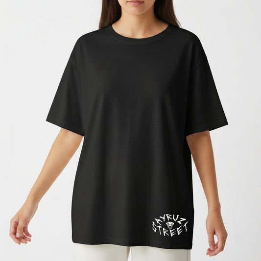 Camiseta com estampa frontal de texto "AYRUS STREET" em tipografia estilizada e detalhe gráfico centralizado e estampa traseira com a palavra "AYRUS".