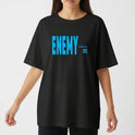 Camiseta com estampa frontal de palavra "ENEMY" em caixa alta, acompanhada de um pequeno texto "CONFRONTING" e o número "2125" ao lado direito.