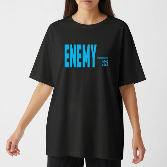 Camiseta com estampa frontal de palavra "ENEMY" em caixa alta, acompanhada de um pequeno texto "CONFRONTING" e o número "2125" ao lado direito.