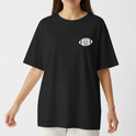 Camiseta com estampa frontal de texto em um formato oval e estampa traseira de duas mãos, uma segurando uma rosa e outra um punhal, com textos envoltos de arabescos.