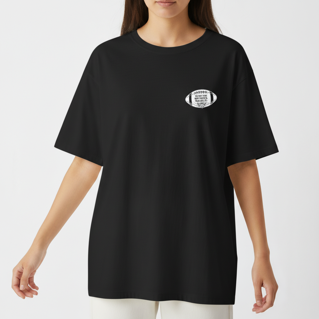 Camiseta com estampa frontal de texto em um formato oval e estampa traseira de duas mãos, uma segurando uma rosa e outra um punhal, com textos envoltos de arabescos.