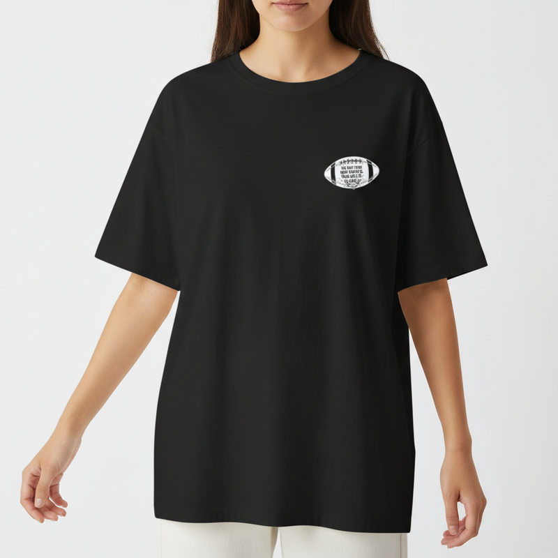 Camiseta com estampa frontal de texto em um formato oval e estampa traseira de duas mãos, uma segurando uma rosa e outra um punhal, com textos envoltos de arabescos.