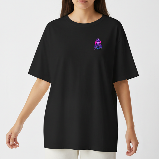 Camiseta com estampa frontal de figura estilizada meditando em tons vibrantes e estampa traseira de faca envolta em raios, acompanhada da palavra "Shadow".