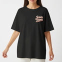 Camiseta com estampa frontal de "Fever Clothing Jesus Saves" em estilo caligráfico e estampa traseira maior com a mesma frase centralizada e destacada.