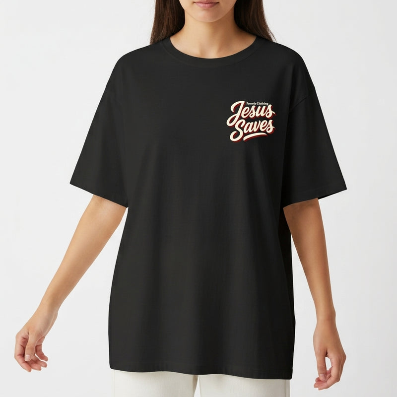 Camiseta com estampa frontal de "Fever Clothing Jesus Saves" em estilo caligráfico e estampa traseira maior com a mesma frase centralizada e destacada.