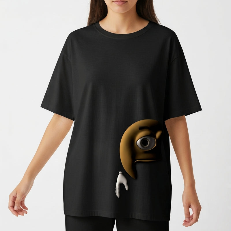 Camiseta com estampa frontal de um personagem amarelo parcialmente oculto, exibindo um olho expressivo e uma mão branca apontada para baixo.