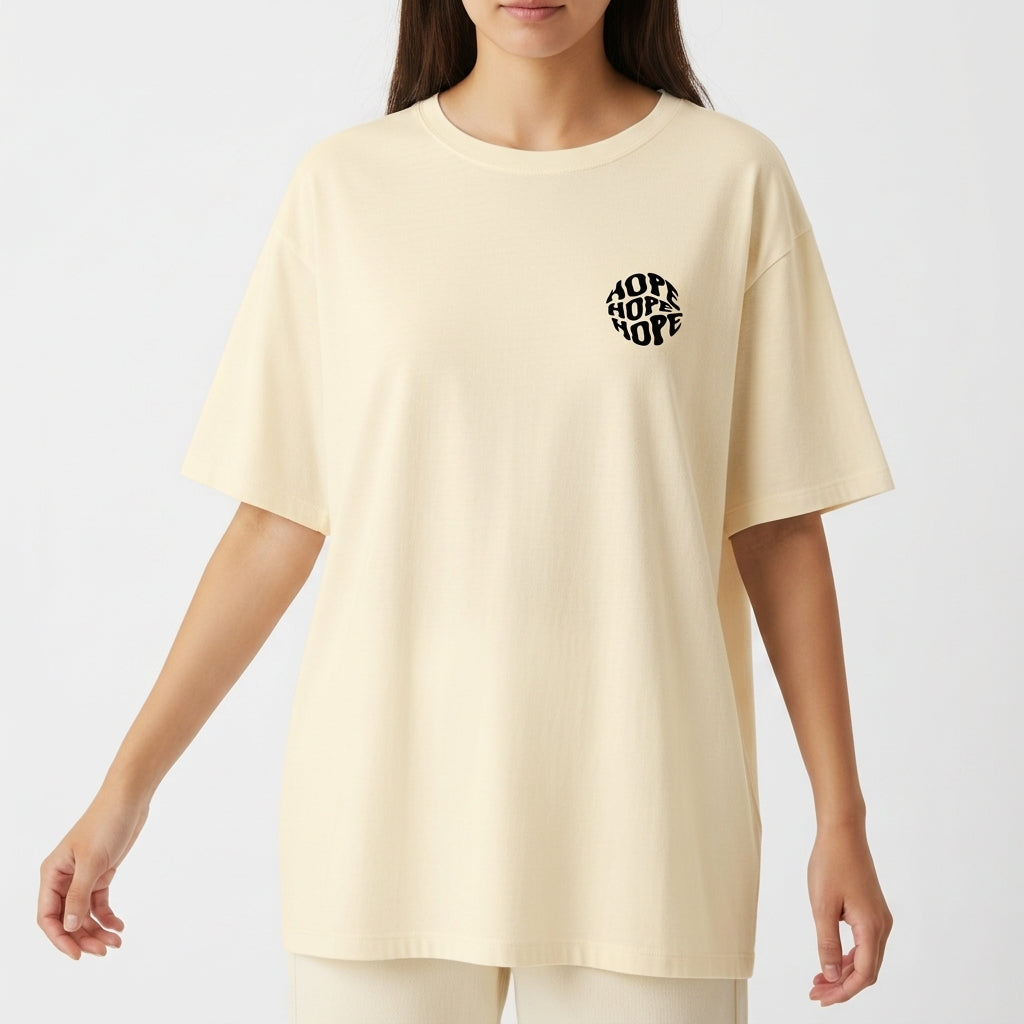 Camiseta com estampa frontal de "HOPE" em letras estilizadas e estampa traseira de ilustração vibrante: soldado com bandeira em cena de batalha épica.