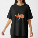 Camiseta com estampa frontal de texto em outra língua sobre um padrão geométrico com estrela amarela e estampa traseira de uma figura detalhada com adornos.