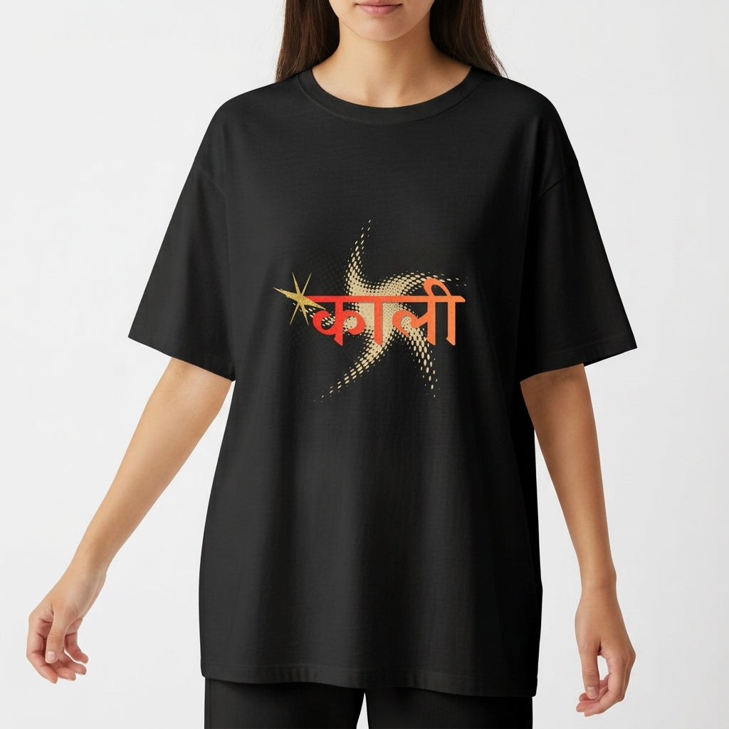 Camiseta com estampa frontal de texto em outra língua sobre um padrão geométrico com estrela amarela e estampa traseira de uma figura detalhada com adornos.