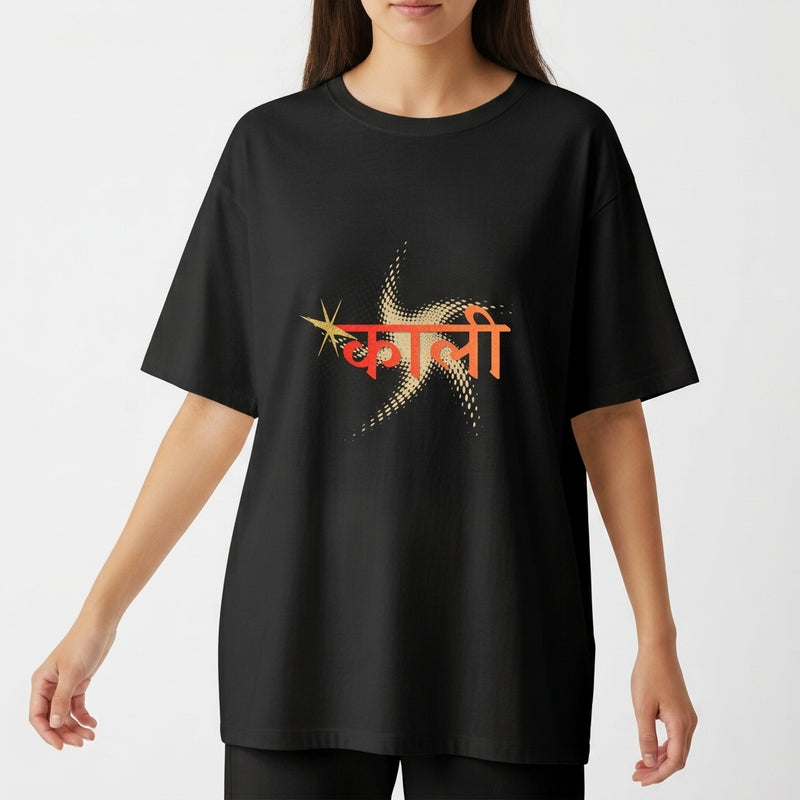Camiseta com estampa frontal de texto em outra língua sobre um padrão geométrico com estrela amarela e estampa traseira de uma figura detalhada com adornos.