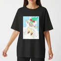 Camiseta com estampa frontal de personagem animado de cabelo verde e fita vermelha, flutuando em pose alegre sobre nuvens com fundo azul claro.