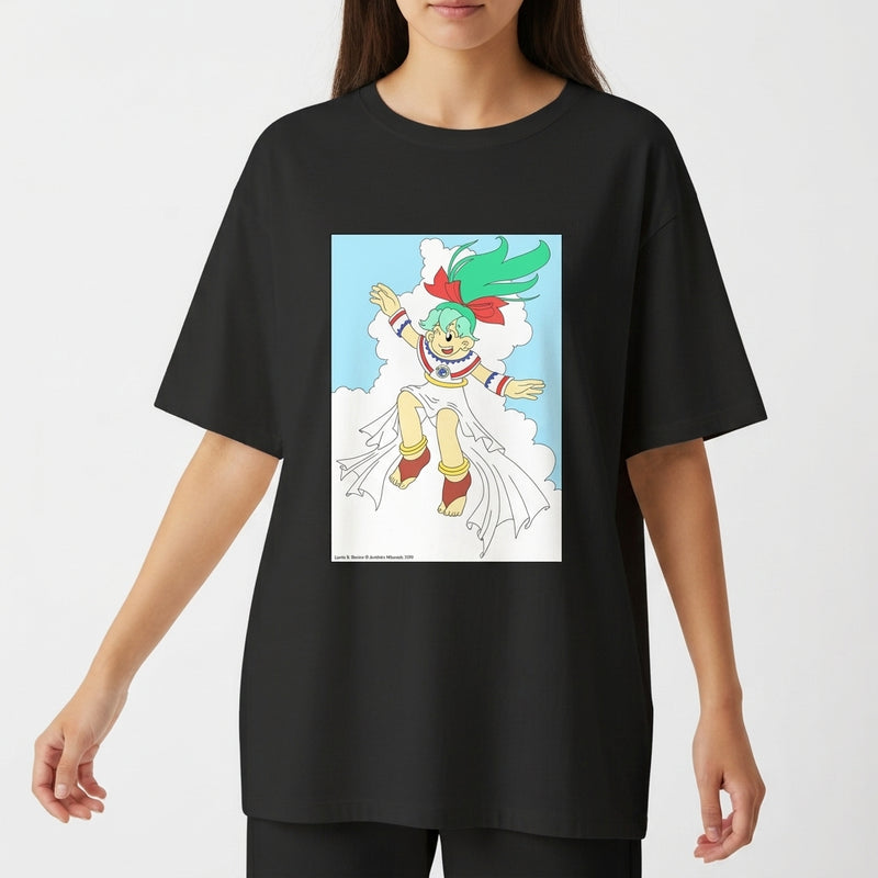 Camiseta com estampa frontal de personagem animado de cabelo verde e fita vermelha, flutuando em pose alegre sobre nuvens com fundo azul claro.