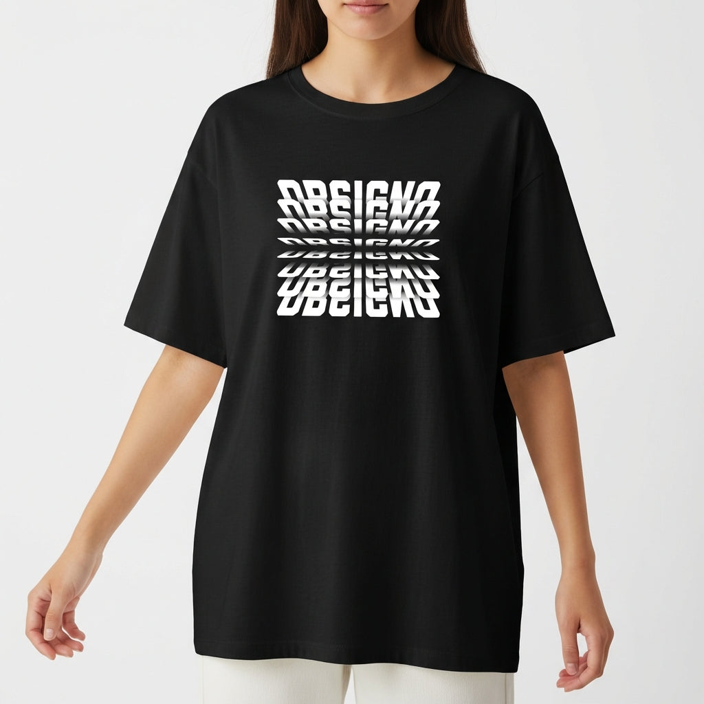 Camiseta com estampa frontal de texto distorcido em forma de espelho, criando um efeito visual dinâmico com múltiplas camadas sobrepostas.