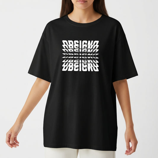 Camiseta com estampa frontal de texto distorcido em forma de espelho, criando um efeito visual dinâmico com múltiplas camadas sobrepostas.