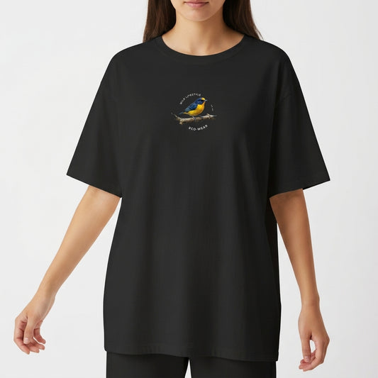 Camiseta com estampa frontal de uma ave colorida em galho, cercada por texto em arco, e estampa traseira de ave maior com texto destacado abaixo.