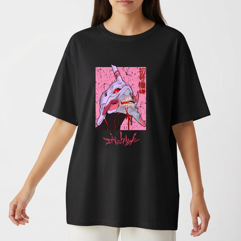Camiseta com estampa frontal de um robô estilizado em traços de arte japonesa, detalhes futuristas e letras em estilo oriental ao redor.