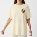 Camiseta com estampa frontal de dragão e fênix junto a texto estratégico, e estampa traseira de dragão detalhado sobre nuvens com textos complementares.