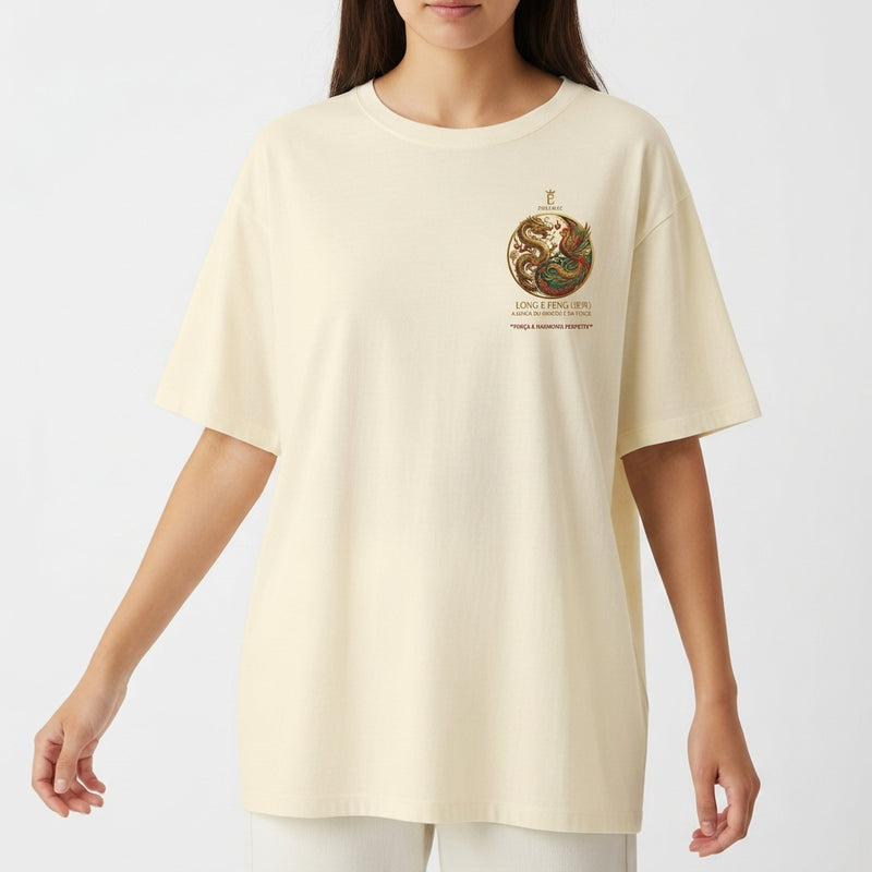 Camiseta com estampa frontal de dragão e fênix junto a texto estratégico, e estampa traseira de dragão detalhado sobre nuvens com textos complementares.