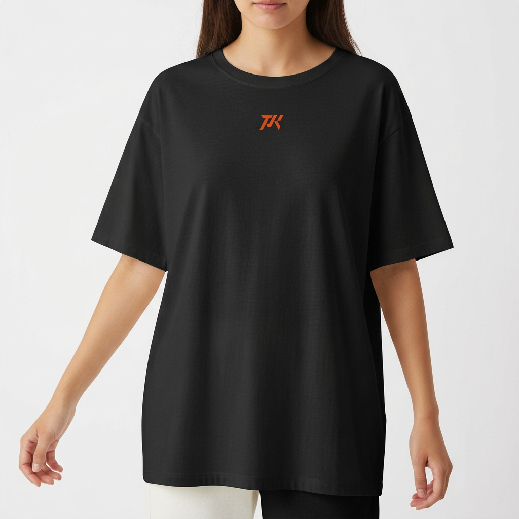 Camiseta com estampa frontal de letras estilizadas "PK" e estampa traseira de figura angelical armada sobre rochas, com frase latina em faixa abaixo.