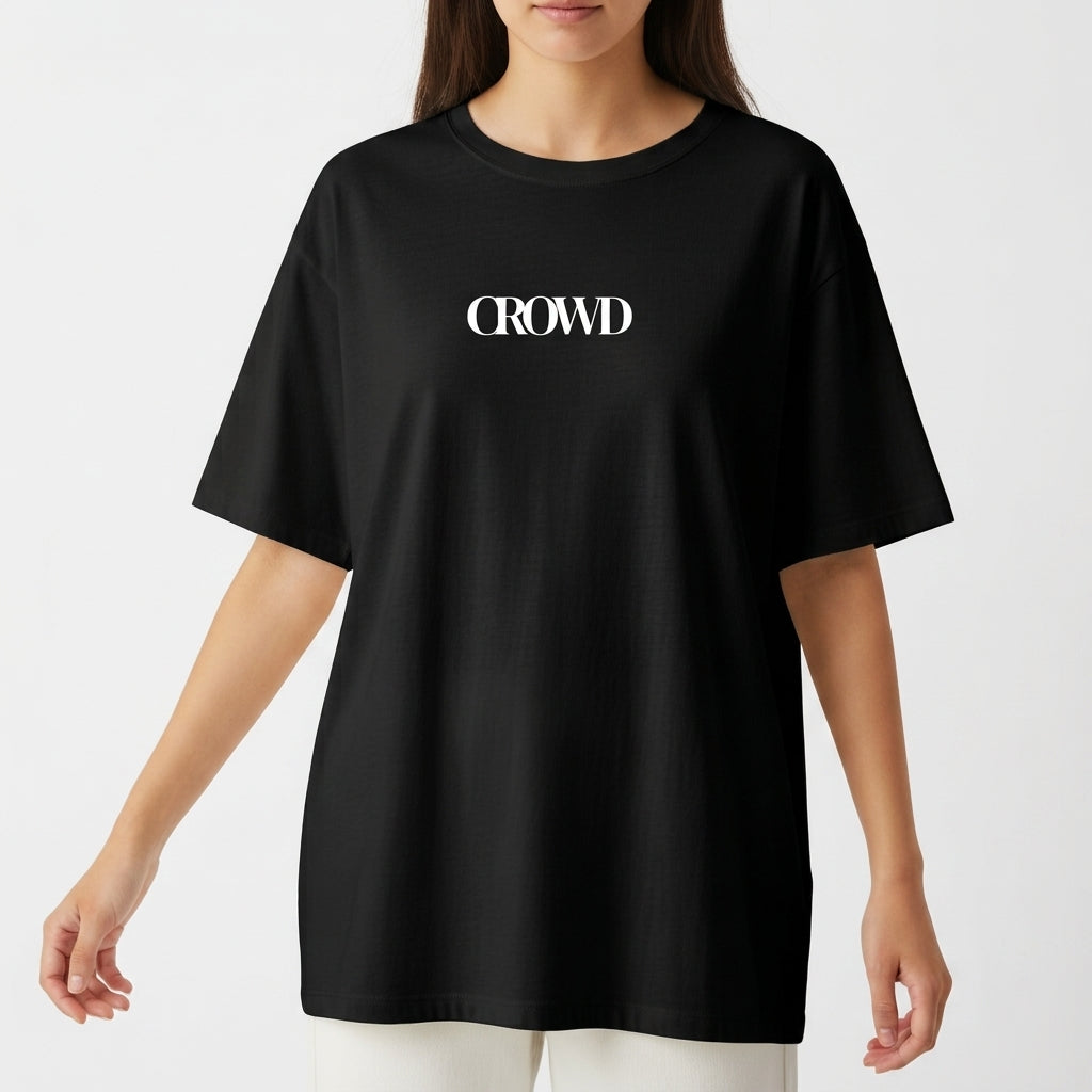 Camiseta com estampa frontal de palavra "CROWD" em fonte estilizada, centralizada na parte superior.