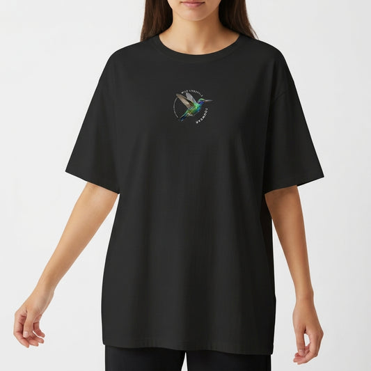 Camiseta com estampa frontal de beija-flor em voo e estampa traseira com beija-flor em destaque, acompanhada de elementos gráficos e texto estilizado.