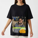 Camiseta com estampa frontal de homem sorrindo segurando um prato de comida, acompanhada da frase "THANKS FOR FOOD" em destaque.