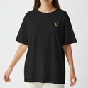 Camiseta com estampa frontal de símbolo abstrato com pontas estilizadas e estampa traseira de texto criativo sobre imagem de fita em tom audacioso.