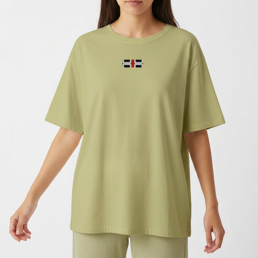 Camiseta com estampa frontal de pequena bandeira estilizada com listras horizontais pretas e brancas e uma cruz vermelha centralizada.