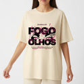 Camiseta com estampa frontal de olhos em um fundo de grandes números "53", letras borradas e texto superior "Revelation 2:18" e detalhe BM SRLS.