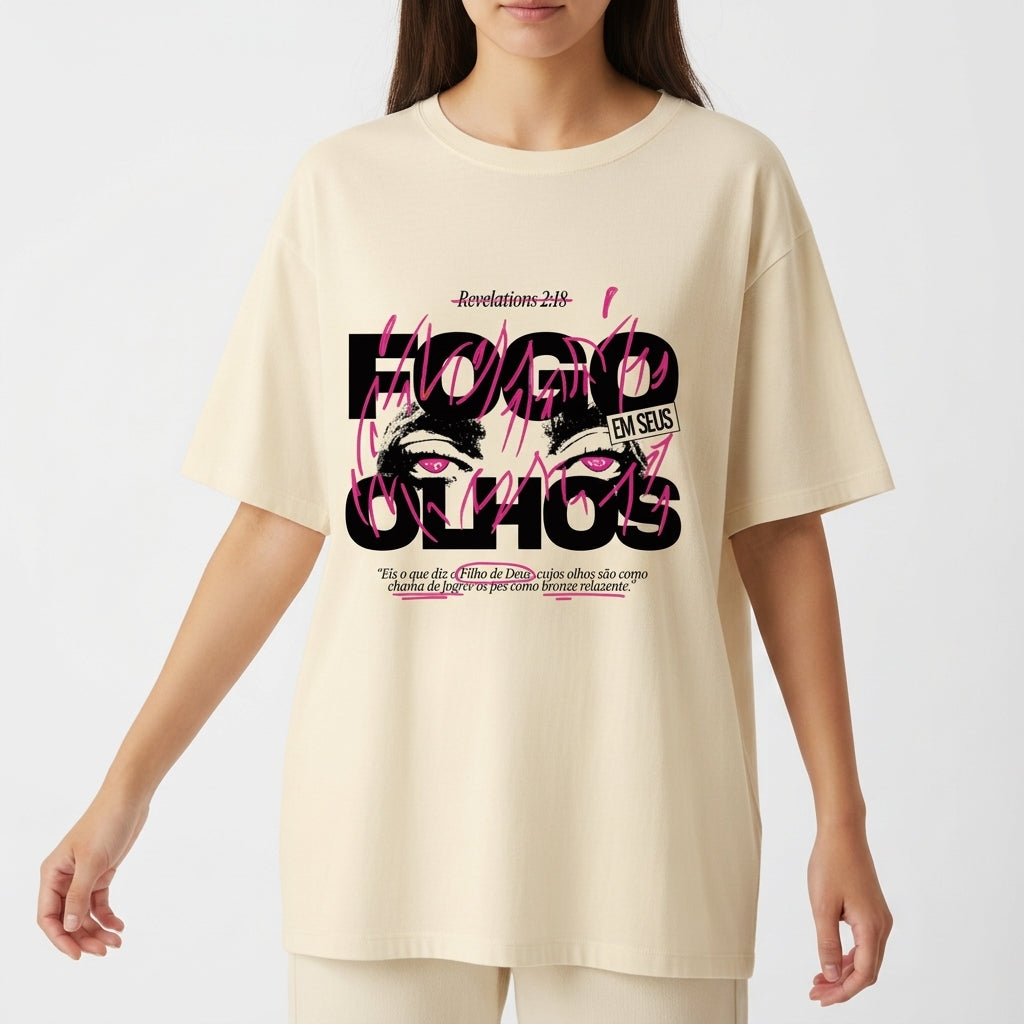 Camiseta com estampa frontal de olhos em um fundo de grandes números "53", letras borradas e texto superior "Revelation 2:18" e detalhe BM SRLS.