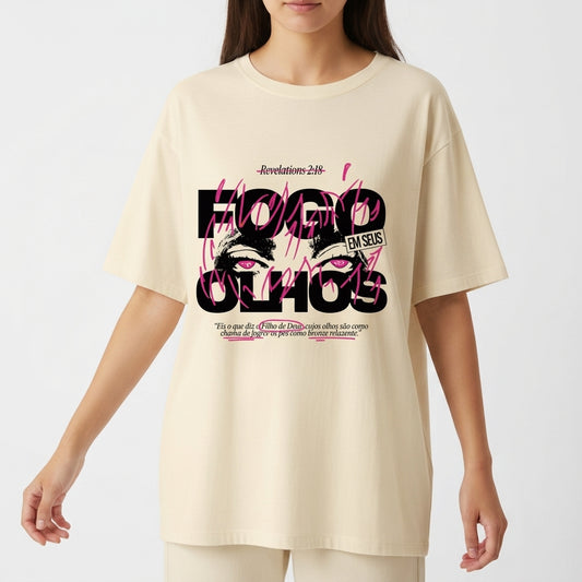 Camiseta com estampa frontal de olhos em um fundo de grandes números "53", letras borradas e texto superior "Revelation 2:18" e detalhe BM SRLS.