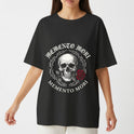 Camiseta com estampa frontal de uma caveira centralizada, cercada por arame farpado e acompanhada de uma rosa e as palavras “Memento Mori” acima e abaixo.