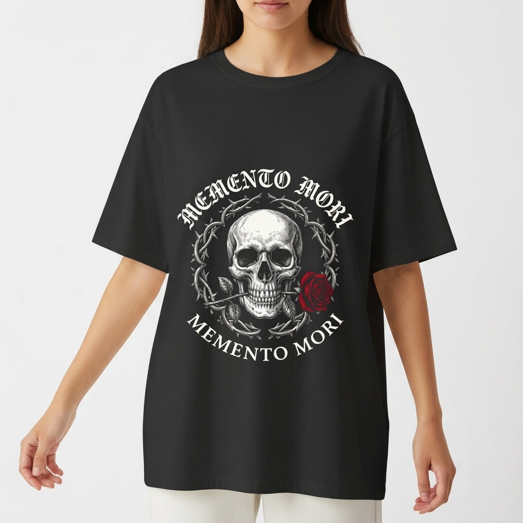 Camiseta com estampa frontal de uma caveira centralizada, cercada por arame farpado e acompanhada de uma rosa e as palavras “Memento Mori” acima e abaixo.