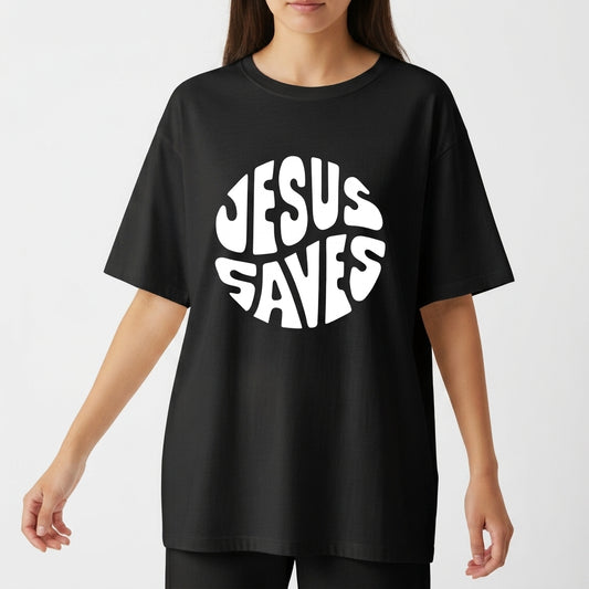 Camiseta com estampa frontal de texto estilizado formando as palavras "Jesus Saves" dentro de um círculo, com letras curvas e preenchidas ocupando todo o espaço.