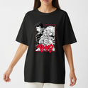 Camiseta com estampa frontal de dois personagens em estilo mangá, destacando-se em um enquadramento retangular com elementos artísticos de linhas e detalhes realçados.