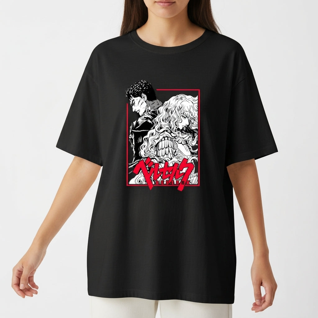 Camiseta com estampa frontal de dois personagens em estilo mangá, destacando-se em um enquadramento retangular com elementos artísticos de linhas e detalhes realçados.