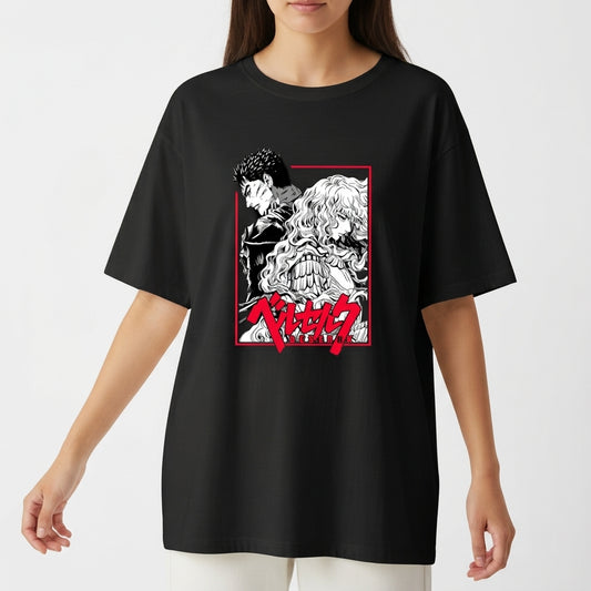 Camiseta com estampa frontal de dois personagens em estilo mangá, destacando-se em um enquadramento retangular com elementos artísticos de linhas e detalhes realçados.