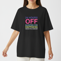 Camiseta com estampa frontal de texto em múltiplas linhas: "24 HOURS OFF", "SLEEPING FOR HAPPINESS", "UNIDAS PELA AMIZADE" em diferentes cores.