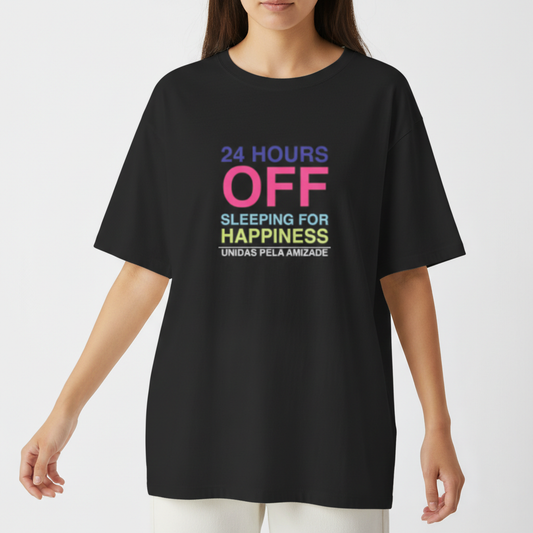 Camiseta com estampa frontal de texto em múltiplas linhas: "24 HOURS OFF", "SLEEPING FOR HAPPINESS", "UNIDAS PELA AMIZADE" em diferentes cores.