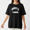 Camiseta com estampa frontal de texto em duas linhas, "PROPERTY OF" em letras maiúsculas arqueadas e "YHWH" centralizado em destaque.