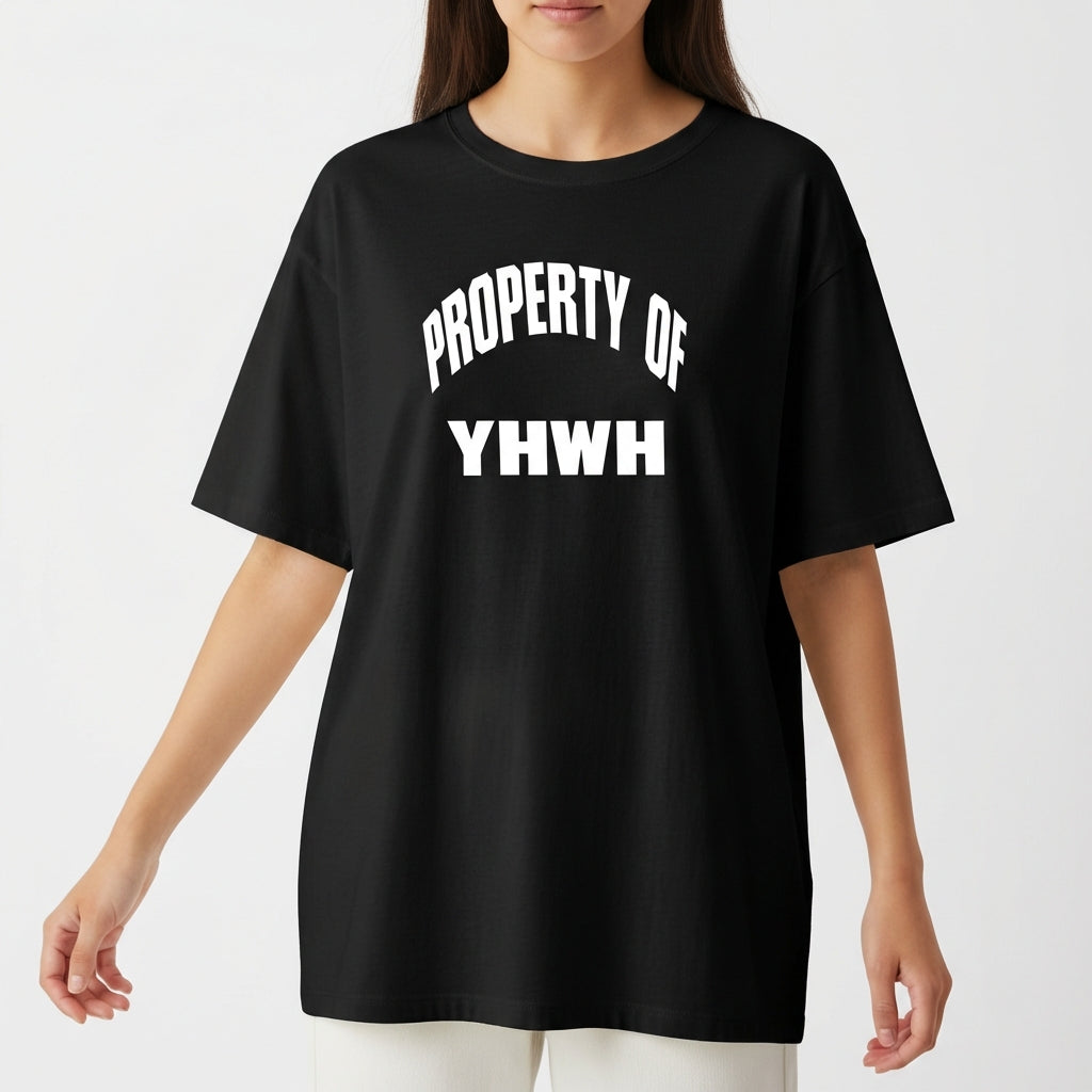 Camiseta com estampa frontal de texto em duas linhas, "PROPERTY OF" em letras maiúsculas arqueadas e "YHWH" centralizado em destaque.