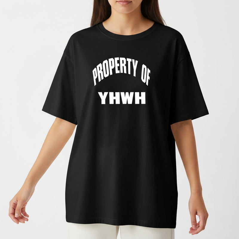 Camiseta com estampa frontal de texto em duas linhas, "PROPERTY OF" em letras maiúsculas arqueadas e "YHWH" centralizado em destaque.