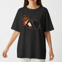 Camiseta com estampa frontal de um cachorro em trajes típicos, incluindo chapéu e lenço, conferindo uma aparência estilizada e única ao animal.