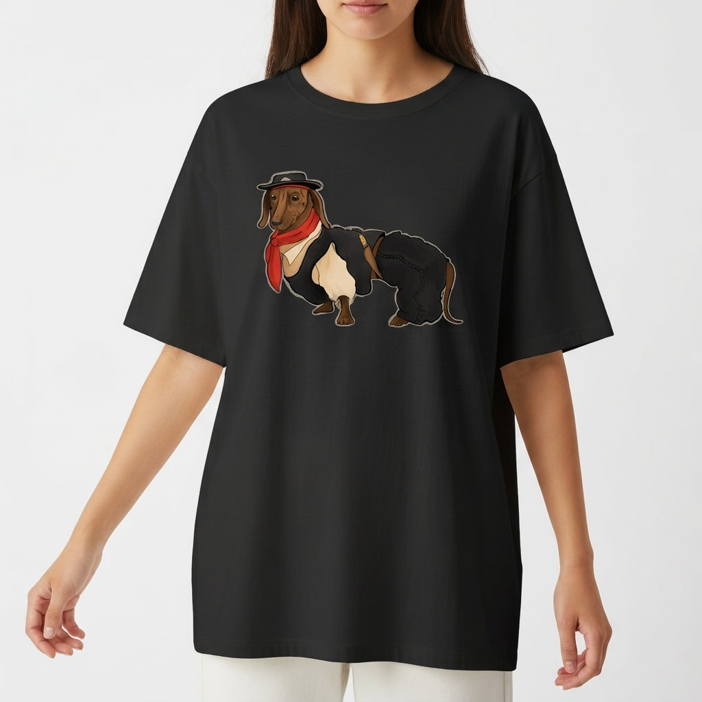 Camiseta com estampa frontal de um cachorro em trajes típicos, incluindo chapéu e lenço, conferindo uma aparência estilizada e única ao animal.