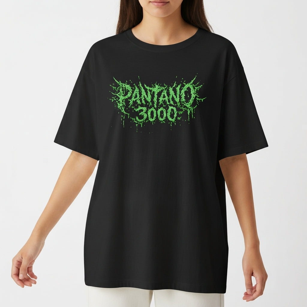 Camiseta com estampa frontal de "PANTANO 3000" em estilo gótico com elementos pontiagudos, formando uma aparência selvagem e intensa.