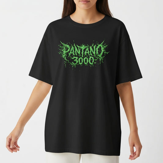 Camiseta com estampa frontal de "PANTANO 3000" em estilo gótico com elementos pontiagudos, formando uma aparência selvagem e intensa.
